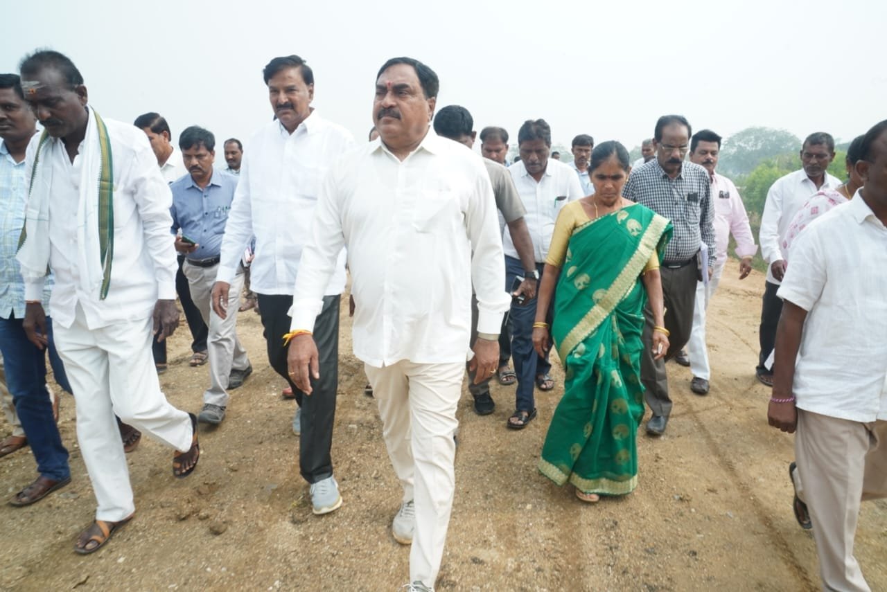 మా మంత్రులకు కళ్లద్దాలు ఇవ్వండి