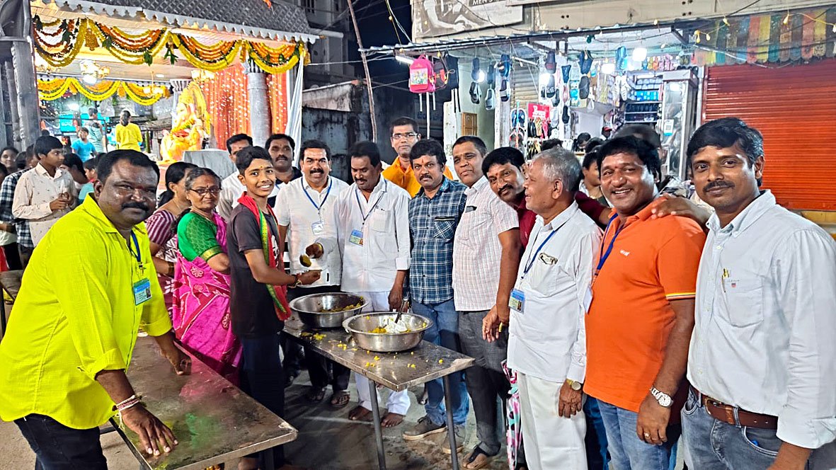 రవ్వ ప్రసాదం పంపిణీ