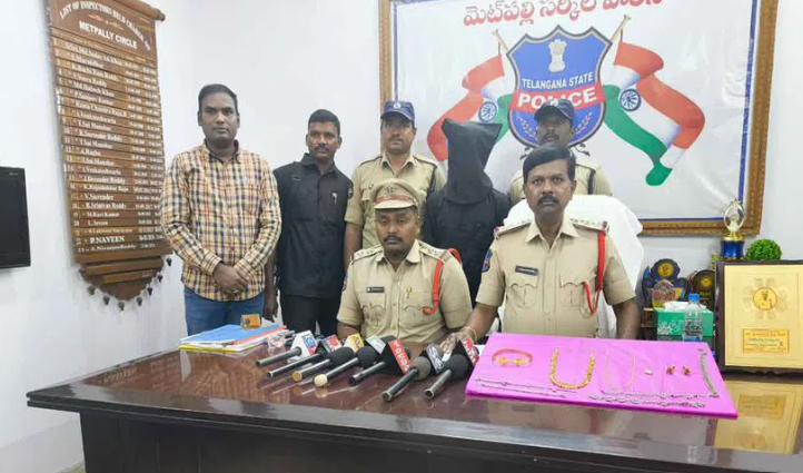 Inter District Thief Arrested In Metpally