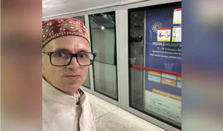 Omar Abdullah Takes Delhi Metro Ride Says Not Driving Again