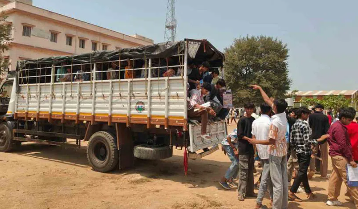 Dangerous Transportation Of 10th Grade Gurukul Students To The Exam Center