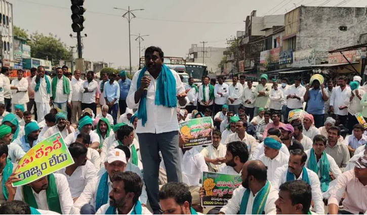 Turmeric Farmers Protest In Metpally By Sitting On The National Highway