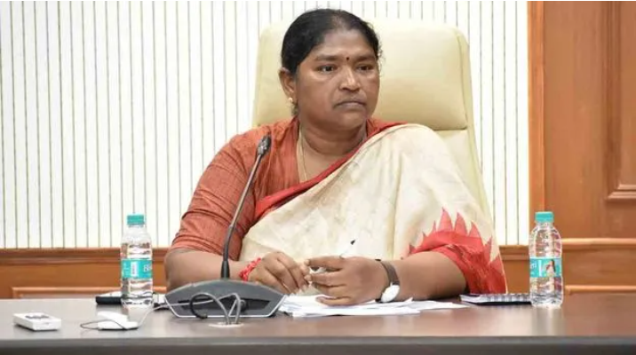 Minister Seethakka fires on Teenmar Mallanna