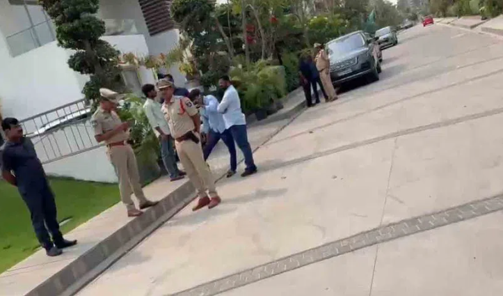 Police Pickets At Brs Leaders Ktr And Harish Rao Residences