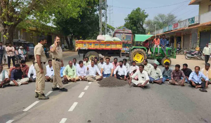 Farmers Protest With Grain At Thoguta Market