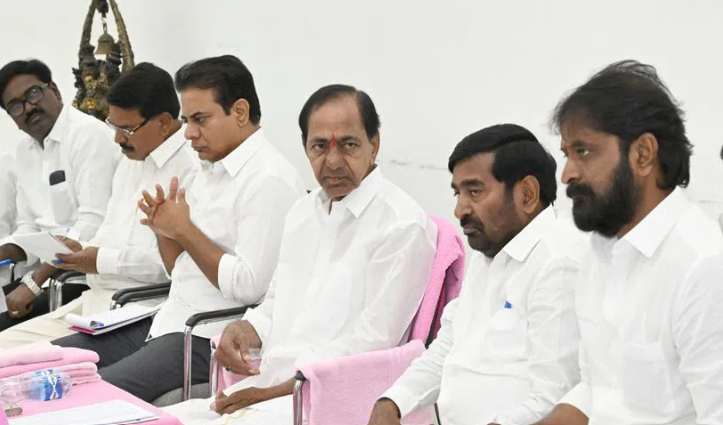 Brs Chief Kcr Met With Mahabubnagar And Khammam Leaders In Erravelli